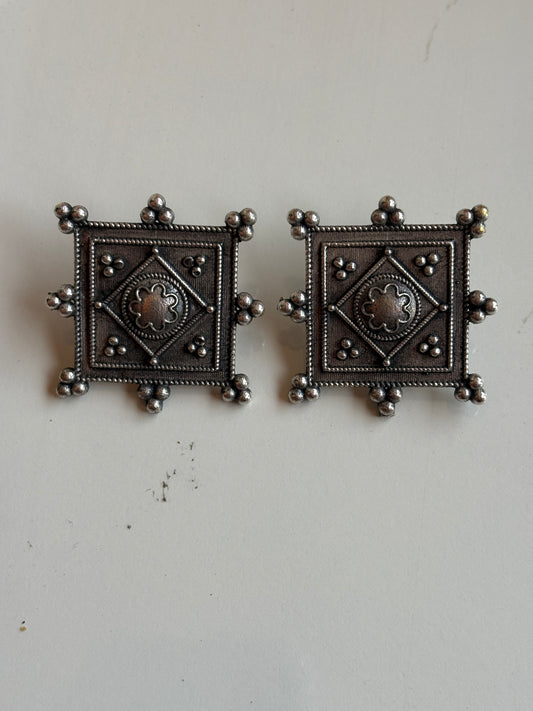 Oxidised stud